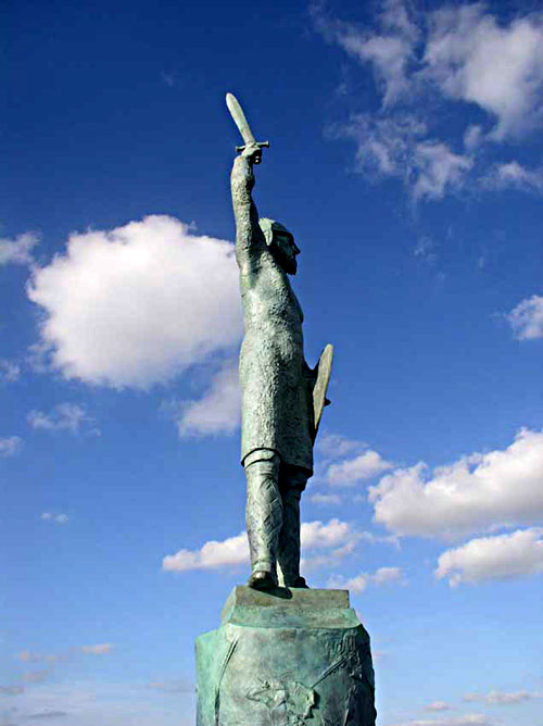 New staue of Brithnoth on the Prom